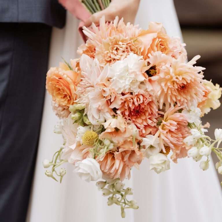 Hochzeitspaar mit Brautstrauß