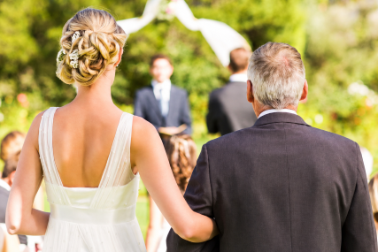 Die Braut und ihr Vater schreiten zur Trauung